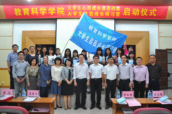 与会来宾与学生代表合影