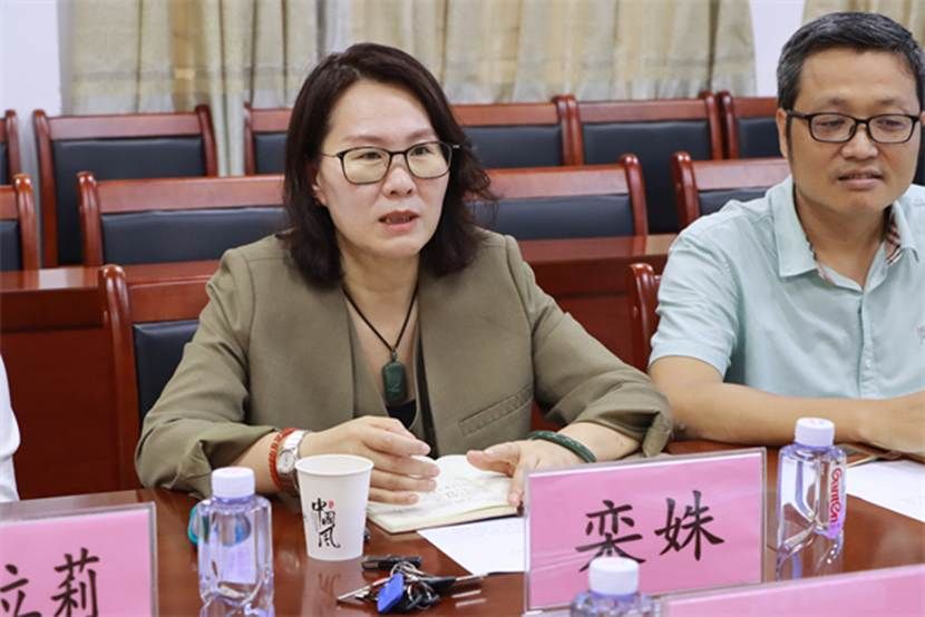 男人和女人在桌子前 AI 生成的内容可能不正确。