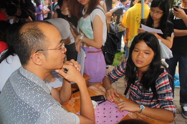 老师耐心为贫困生解答疑惑 (1).jpg