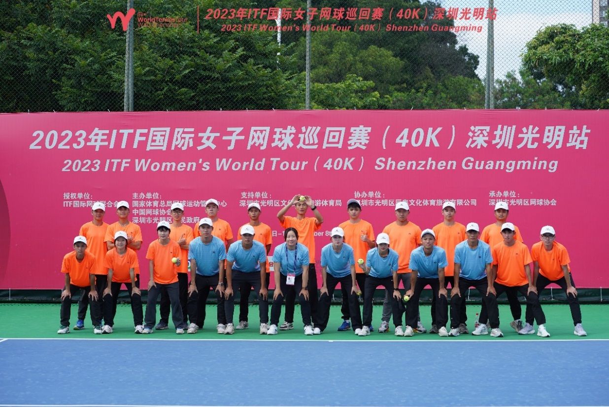 一群人站在一起描述已自动生成