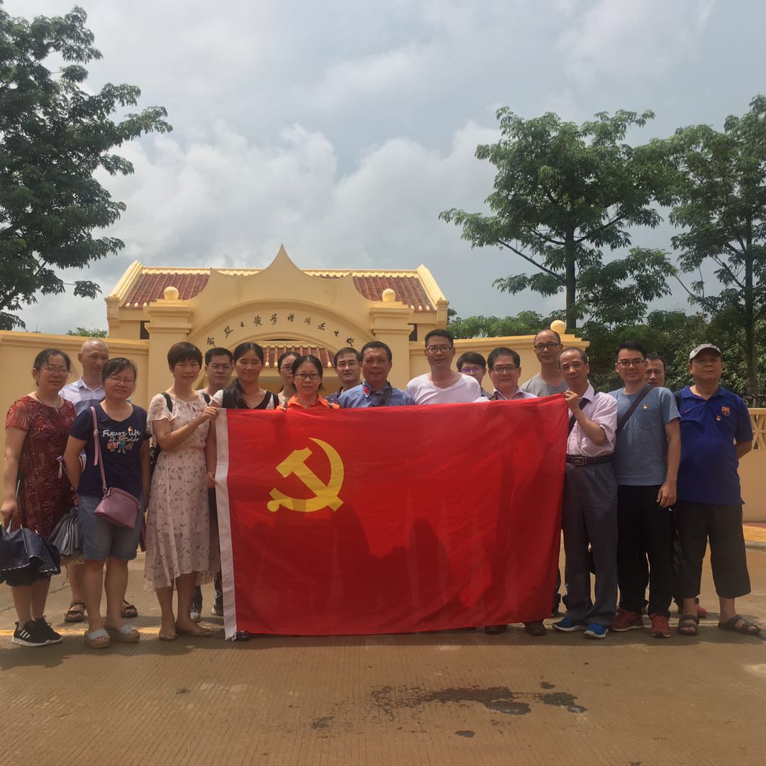 在黄学增故居前的合影