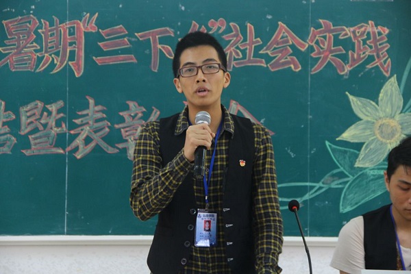 团委实践部部长介绍三下乡.JPG