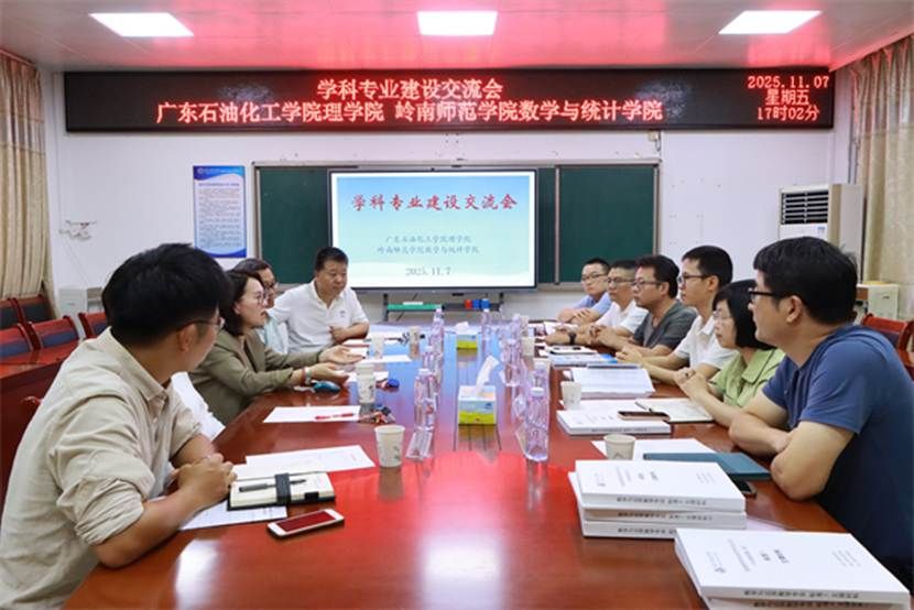 一群人坐在桌子前 AI 生成的内容可能不正确。