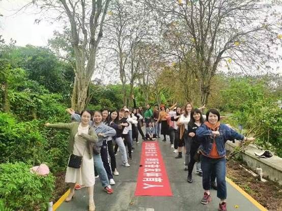 一群人在公园里描述已自动生成