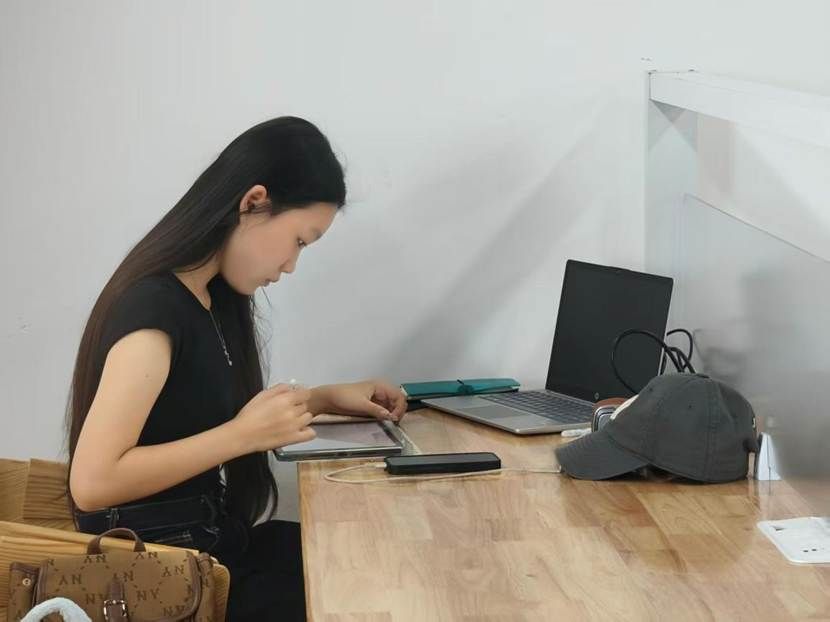 图片包含 女人, 年轻, 桌子, 笔记本  AI 生成的内容可能不正确。