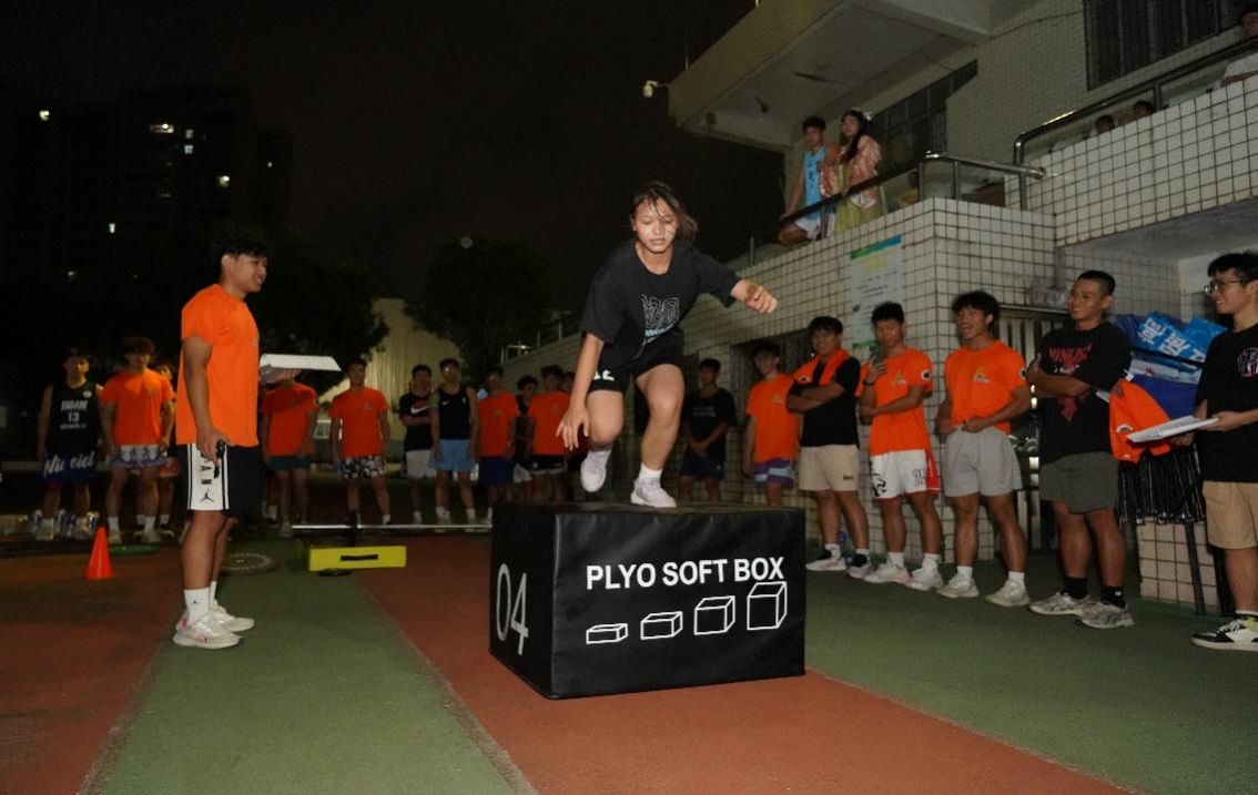 说明: C:\Users\TN\Desktop\“乐兔”杯体能比赛\挑选出的照片\最后新闻稿确定照片及稿件\2.3 来回翻越跳箱.JPG