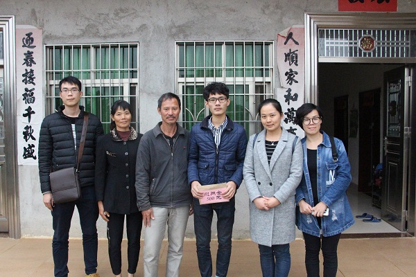 与学生一家合影