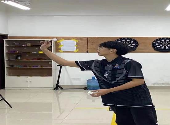 人站在室内低可信度描述已自动生成