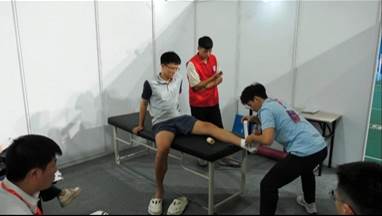 跳起来的男人描述已自动生成