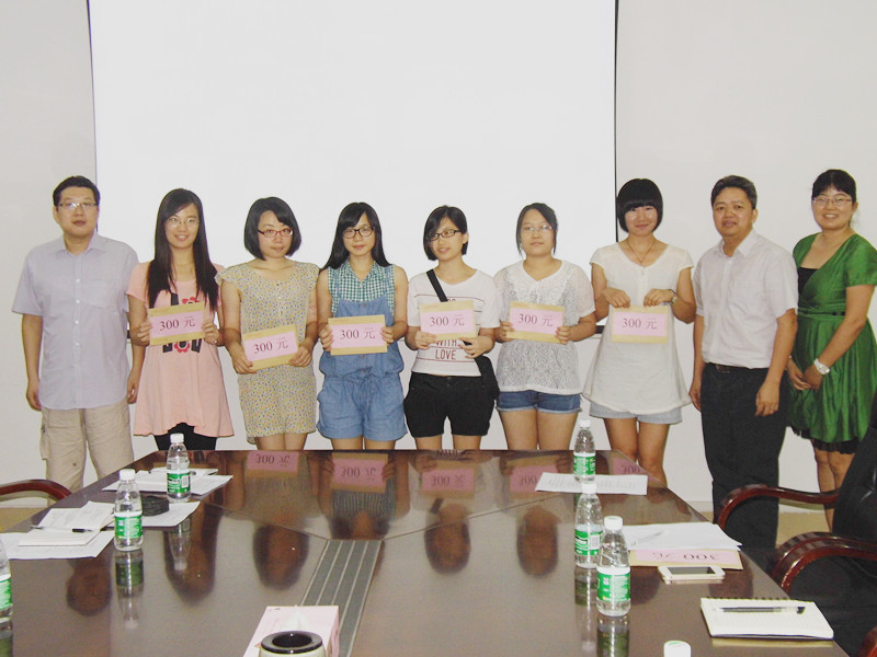 我院对10级考研成功的8名学生颁发考研奖励奖金