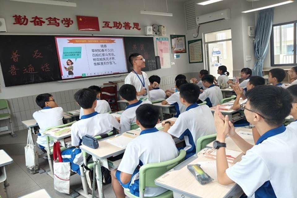 星蘅玥团队成员课堂教学诗词诵读(周伊滢 摄)