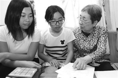 郑光华老师与学生交谈