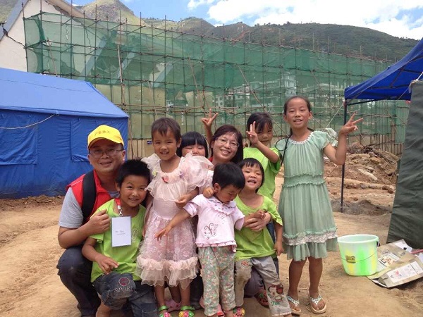 与当地受灾儿童合影.jpg