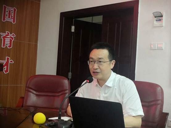 电脑前的椅子上坐着人描述已自动生成