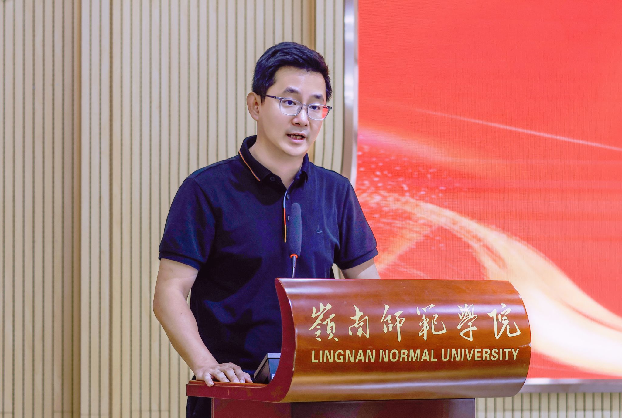 校团委书记林仲彦作情况通报（杨可心 摄）.jpg