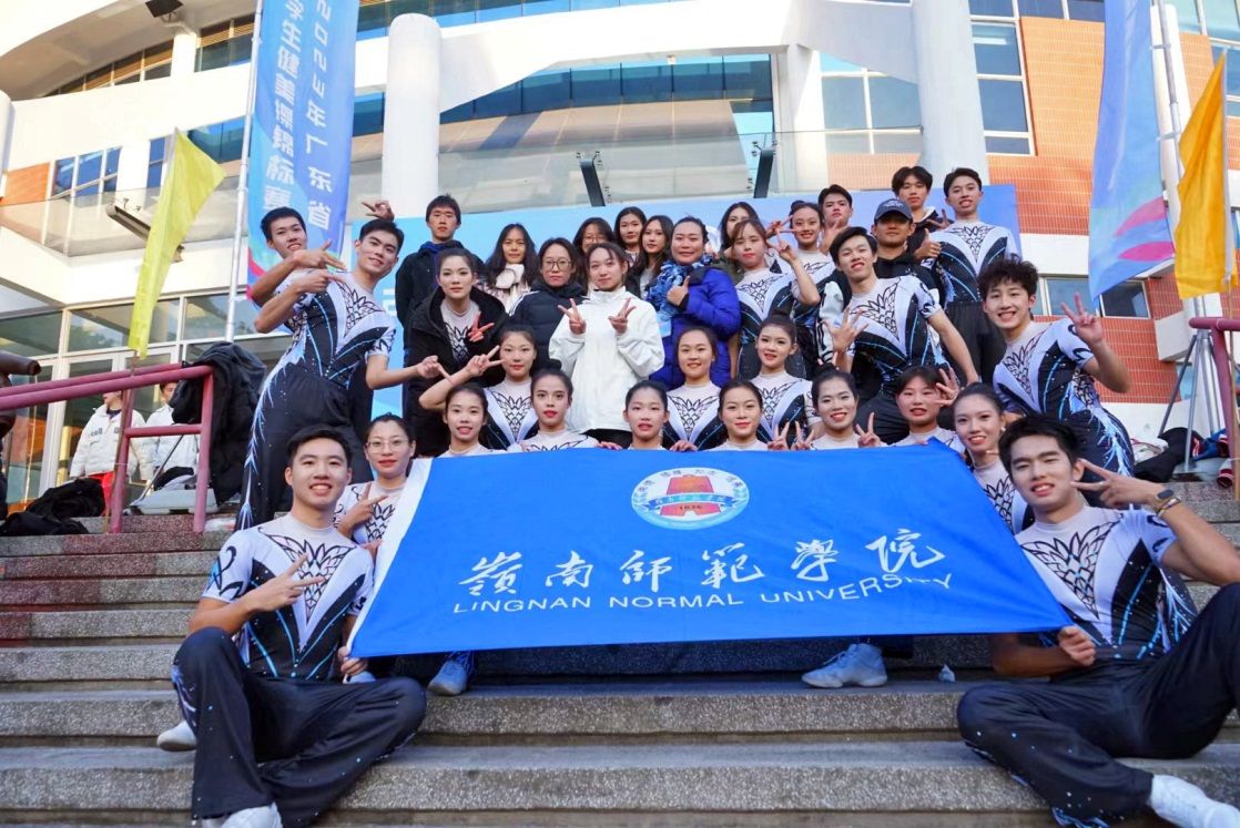 说明: C:\Users\gdly-01\Desktop\张家源\工作\招生宣传\2024年体科院招生宣传材料\2024年《报考指南》内容\三、活动照片与荣誉证书\学生参赛与荣誉照片\2023年广东省大学生健美操锦标赛团体总分第三名.jpg