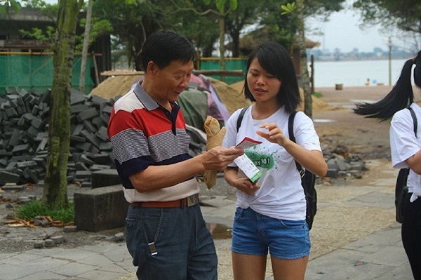 志愿者发放宣传单张 .JPG