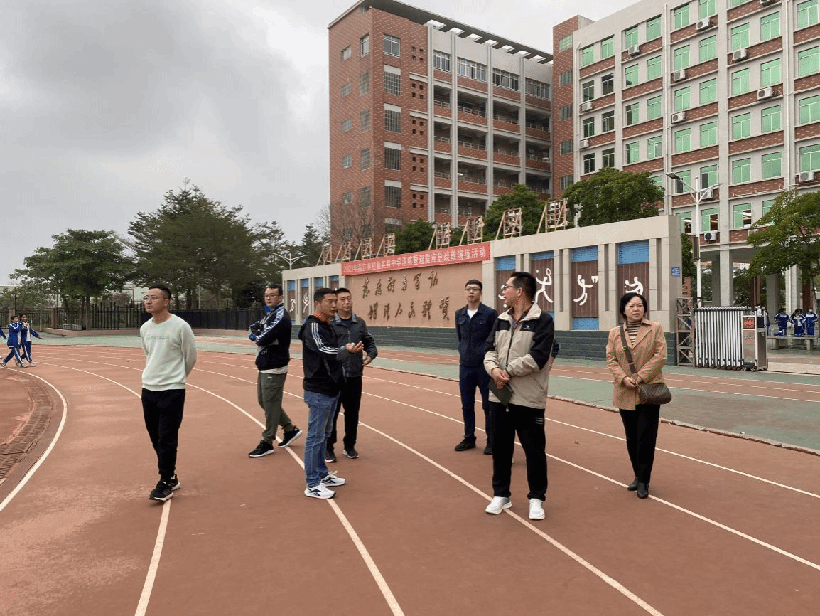 文本框: 图 1 课程教研室主任到湛江市初级实验中学观摩交流现场