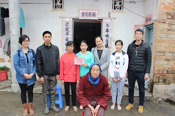 与学生一家合影