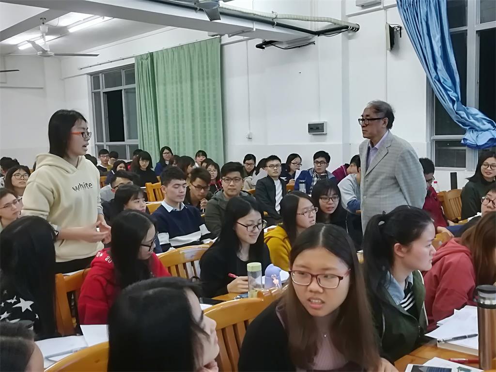 上海师范大学李稚勇教授与学生互动交流.jpg