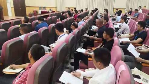 认真听讲的学员