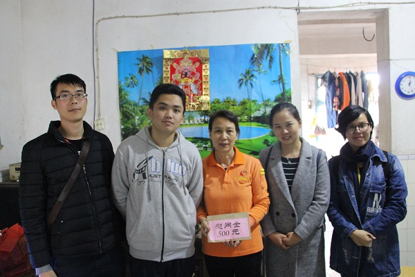 与学生一家合影