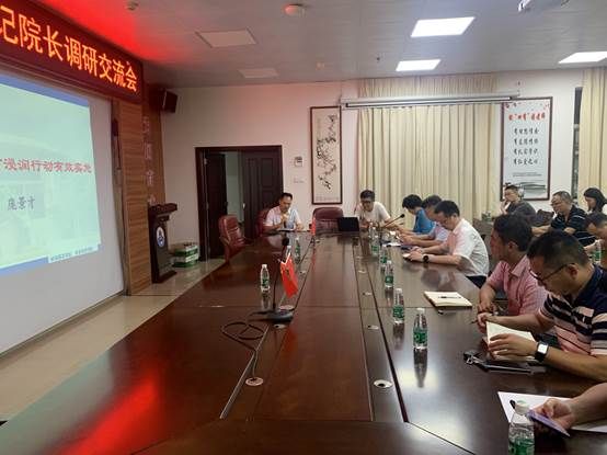 餐厅里的人们描述已自动生成