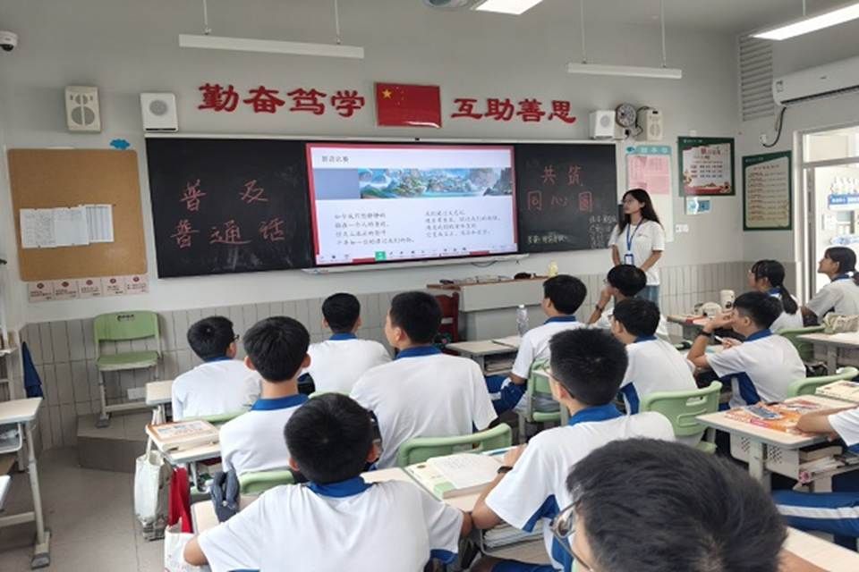 星蘅玥团队成员开展朗读比赛教学(周伊滢 摄)