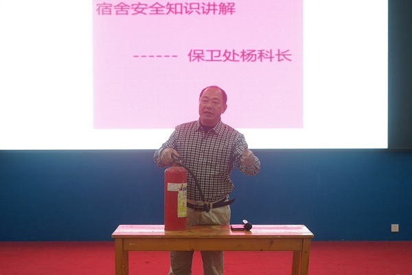 保卫处杨继焱科长讲解宿舍安全知识.jpg