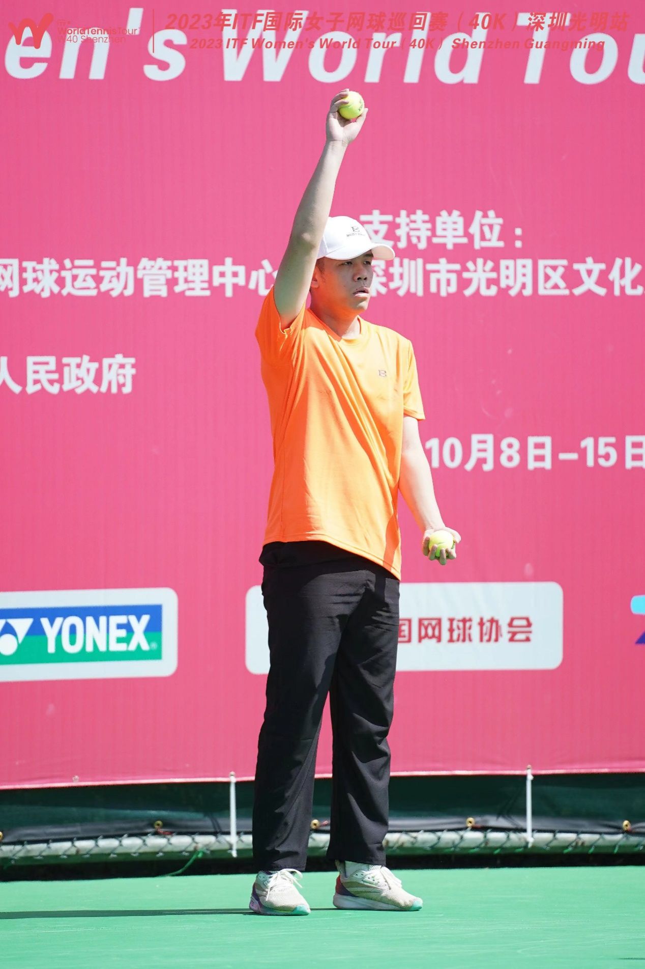 手拿球拍的人中度可信度描述已自动生成