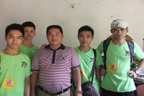 符勇校长与队员合影