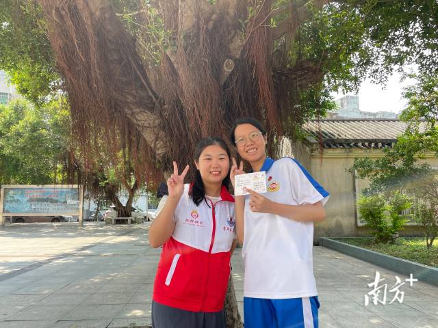 志愿者曾婉婷和她的学生。