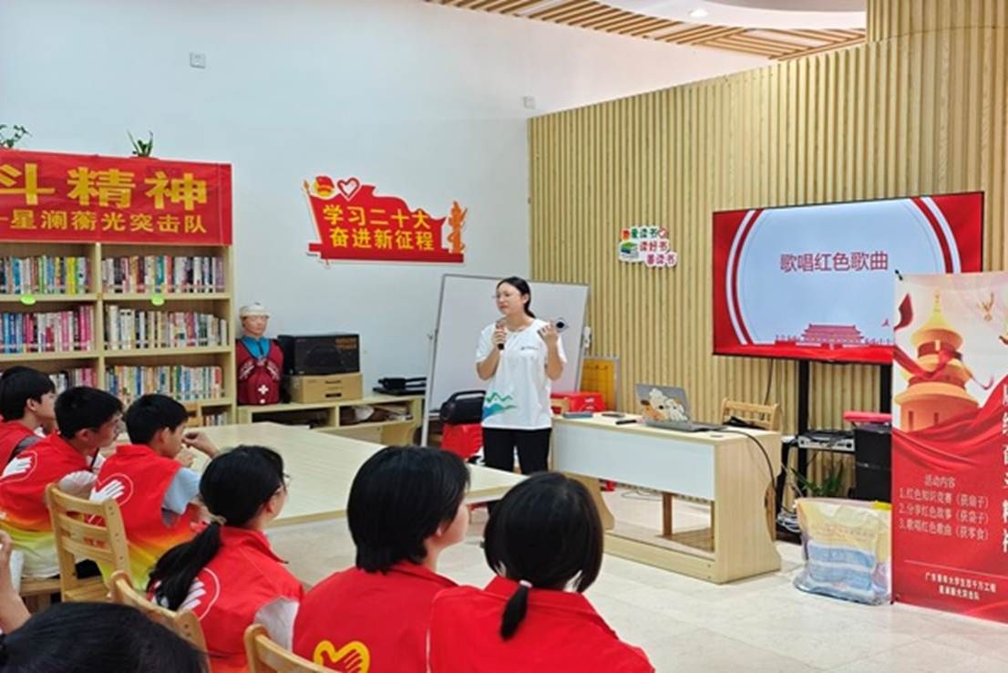 2.突击队队员正在带领志愿者们唱《没有共产党就没有新中国》