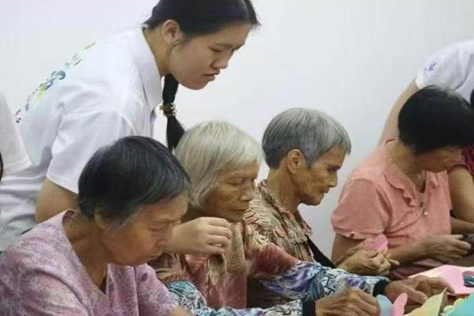 图片包含 游戏机, 房间, 蛋糕, 电脑 AI 生成的内容可能不正确。