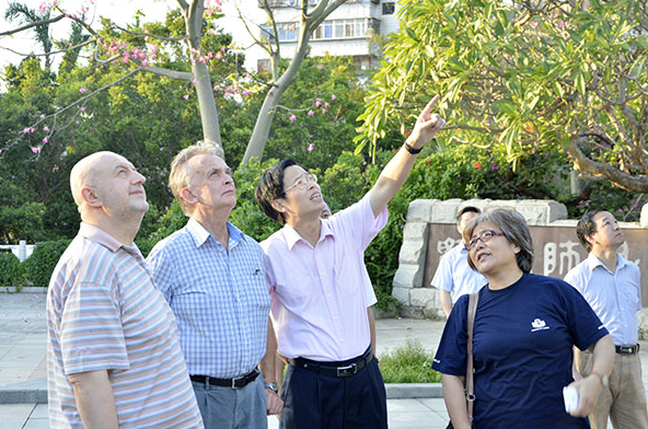说明: 罗海鸥校长带领来宾参观校园