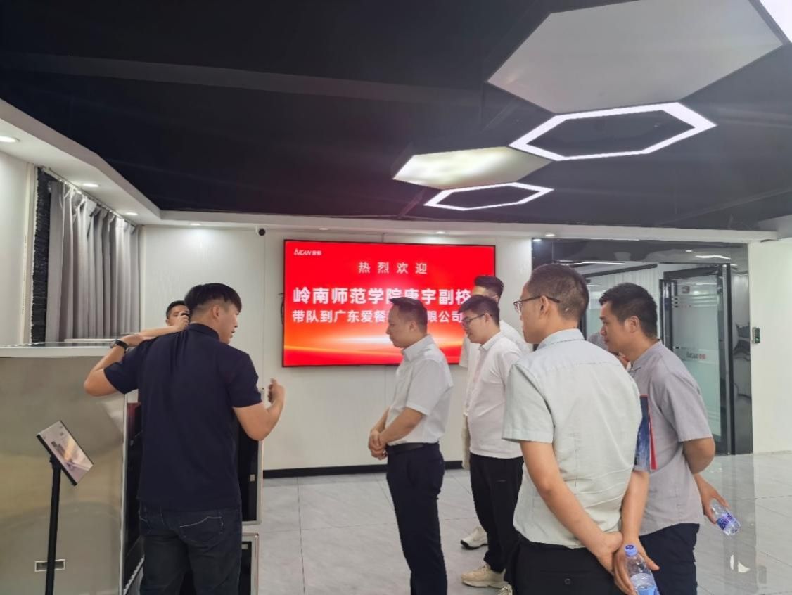 人们站在房间里AI 生成的内容可能不正确。