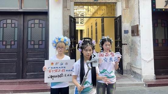 直播组直播介绍静园（段雨彤 摄）