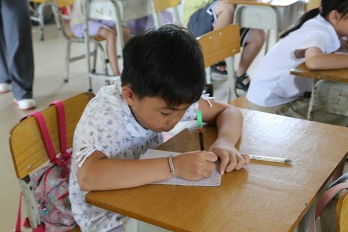 学生在心理课上画自画像（陆映柔摄）