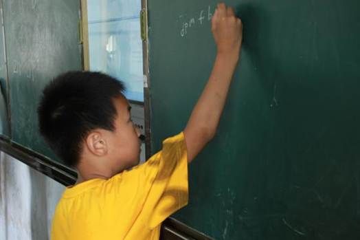 学生在默写声母