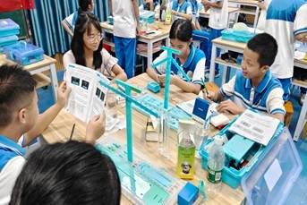 梁沁怡在指导学生如何正确使用力臂