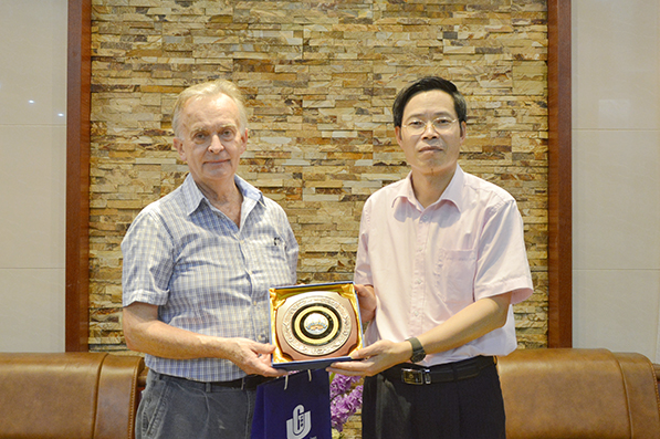 说明: 赠送纪念品