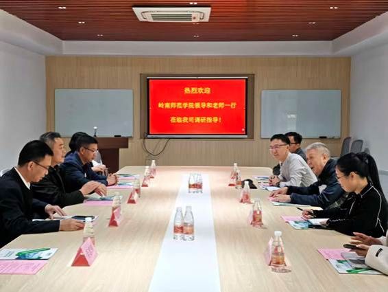 063051f670835f2972782c2a29dfe808