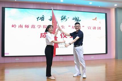 男人和女人站在电视前低可信度描述已自动生成