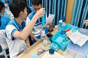 学生在进行探究阿基米德原理的实验