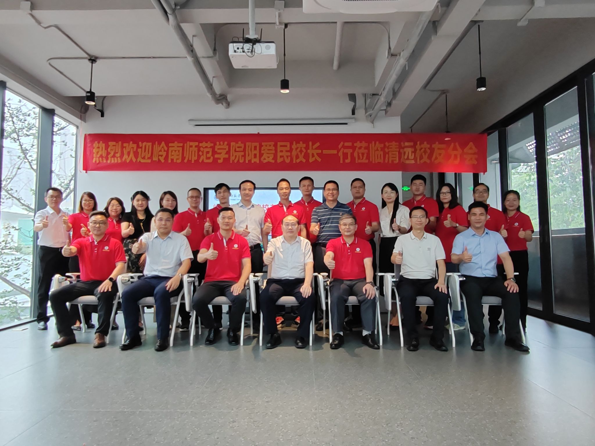 8.与清远校友代表合影.jpg