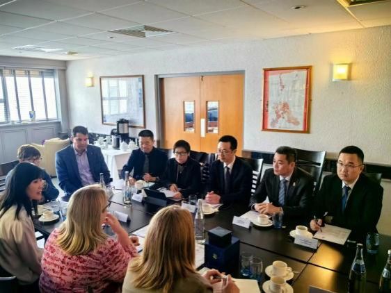 我校领导与外方领导座谈