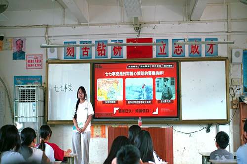 2.张婉津为学生授课