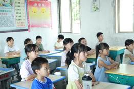 3学生在认真听课