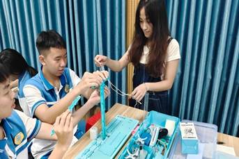 黄淼芳与学生共同组装力臂