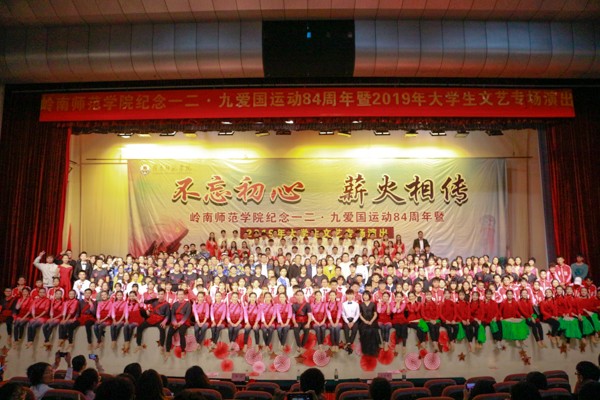 合影留念 （简蔼盈 摄）.jpg